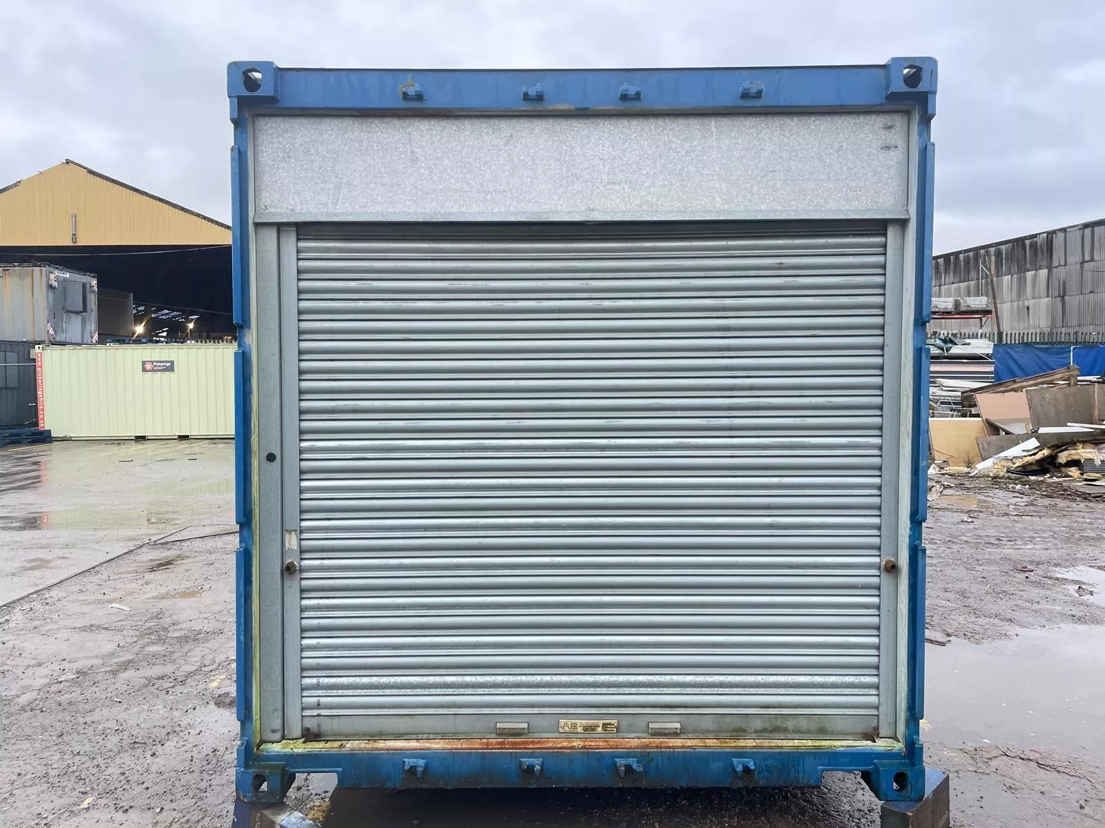 40/8 Shipping Container with Rollup and electrics and lights - Image 5
